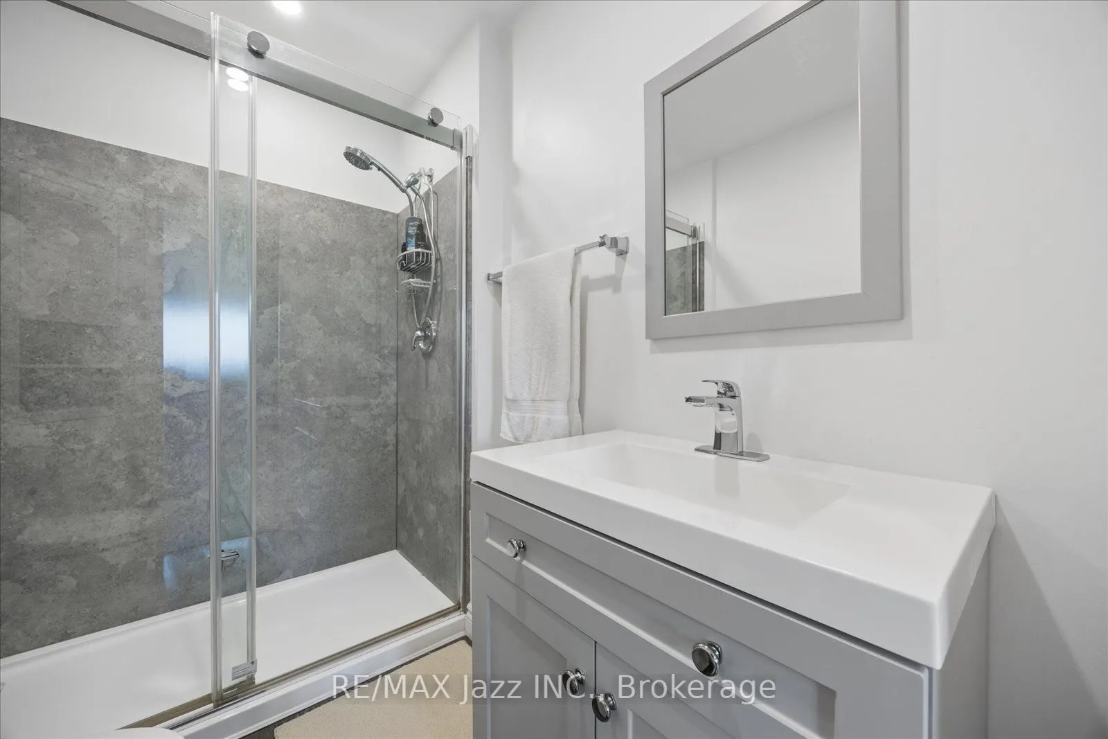 337 Simcoe Street N #405