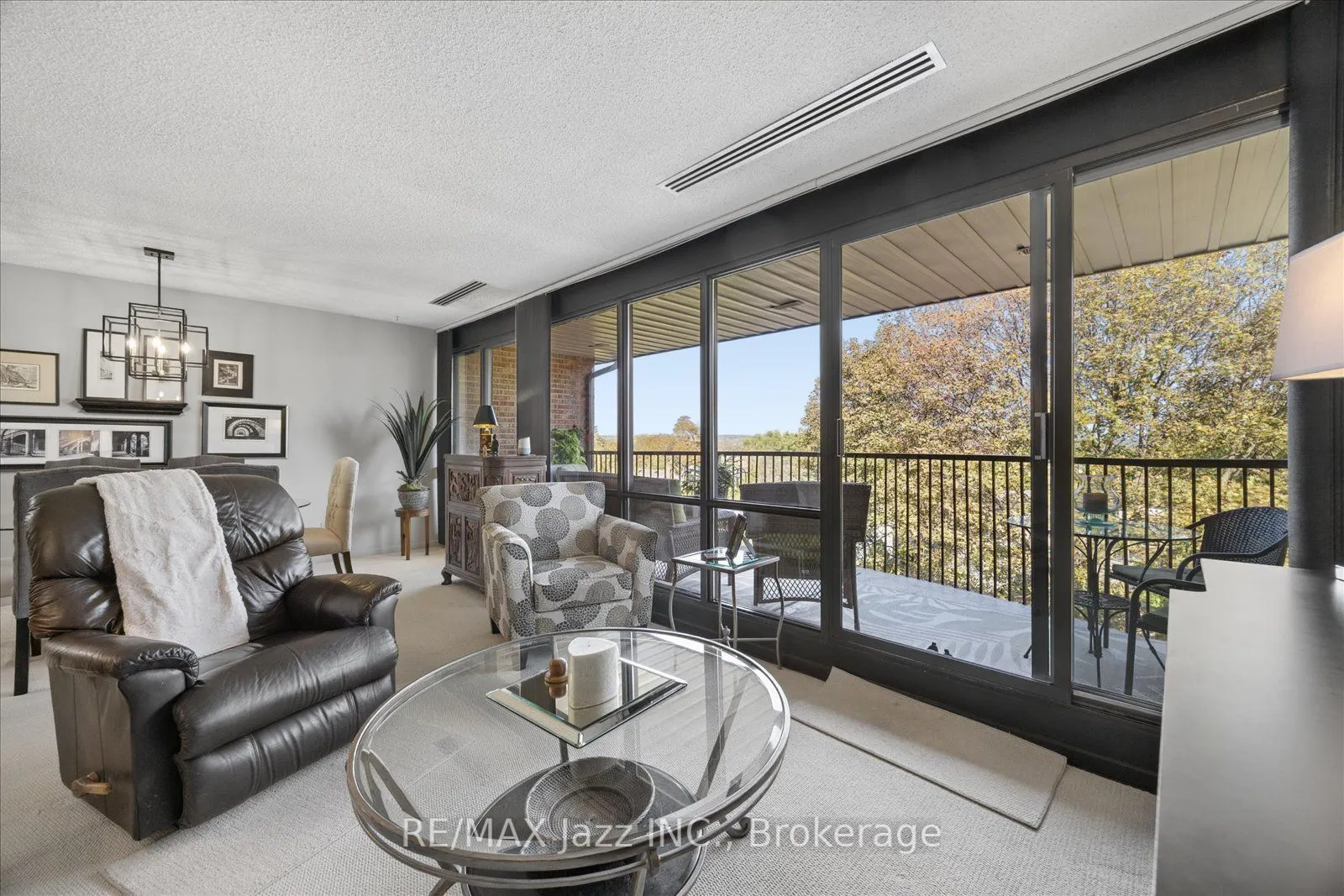 337 Simcoe Street N #405