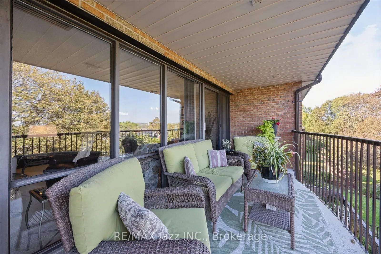 337 Simcoe Street N #405