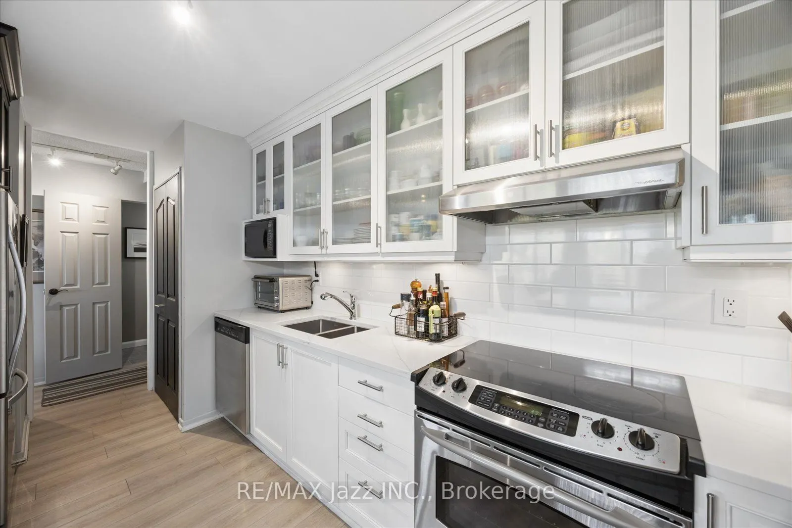 337 Simcoe Street N #405