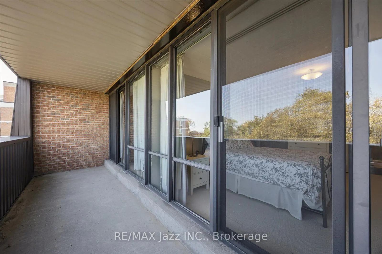 337 Simcoe Street N #405