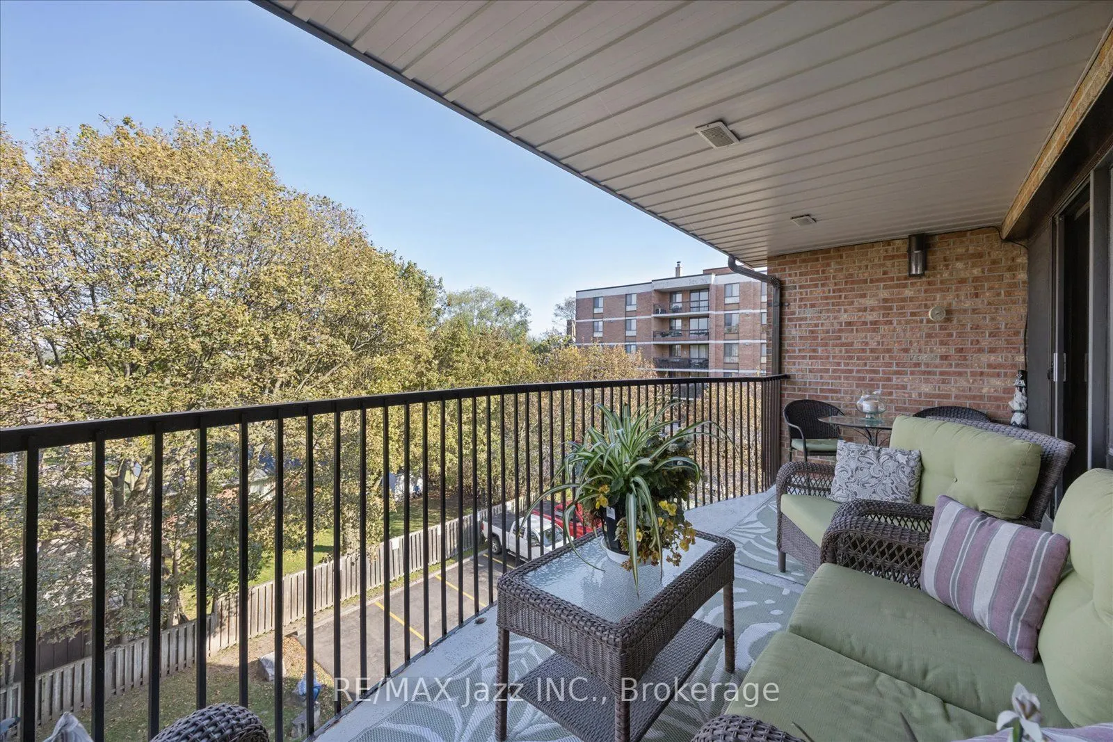 337 Simcoe Street N #405