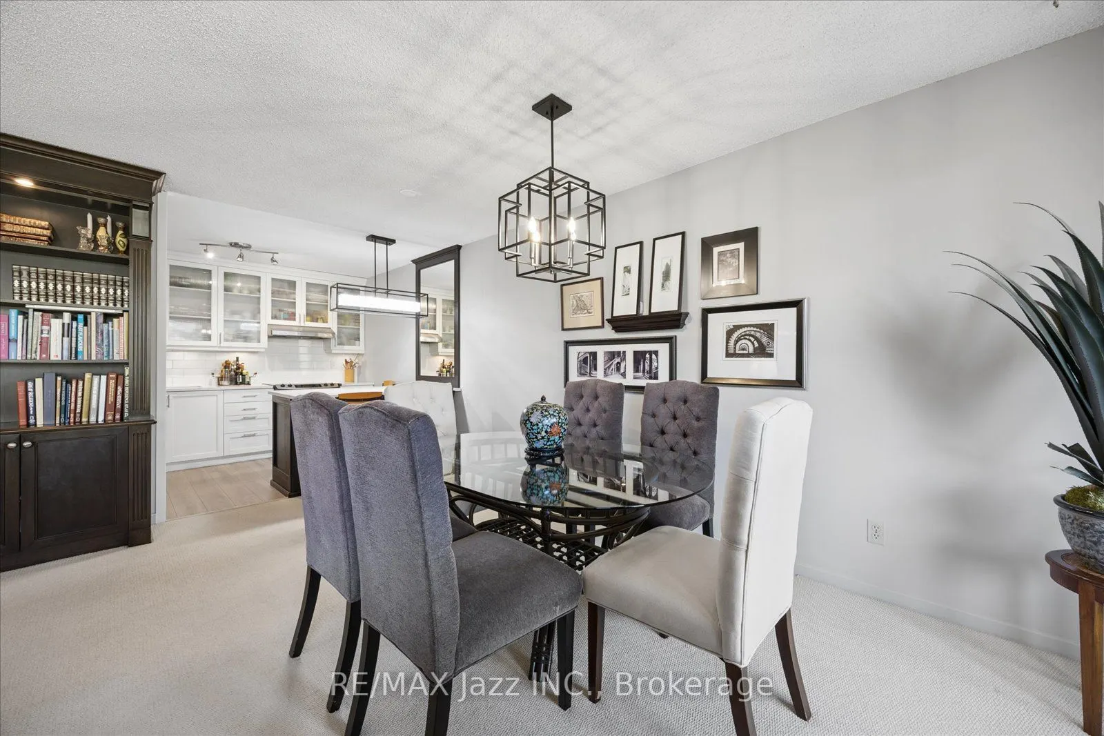 337 Simcoe Street N #405