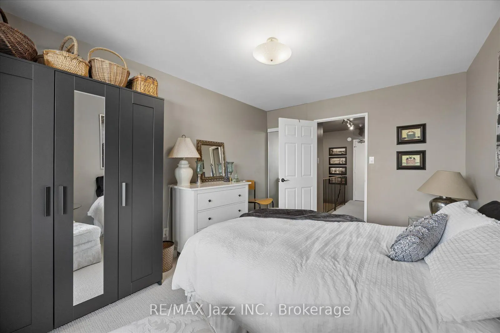 337 Simcoe Street N #405