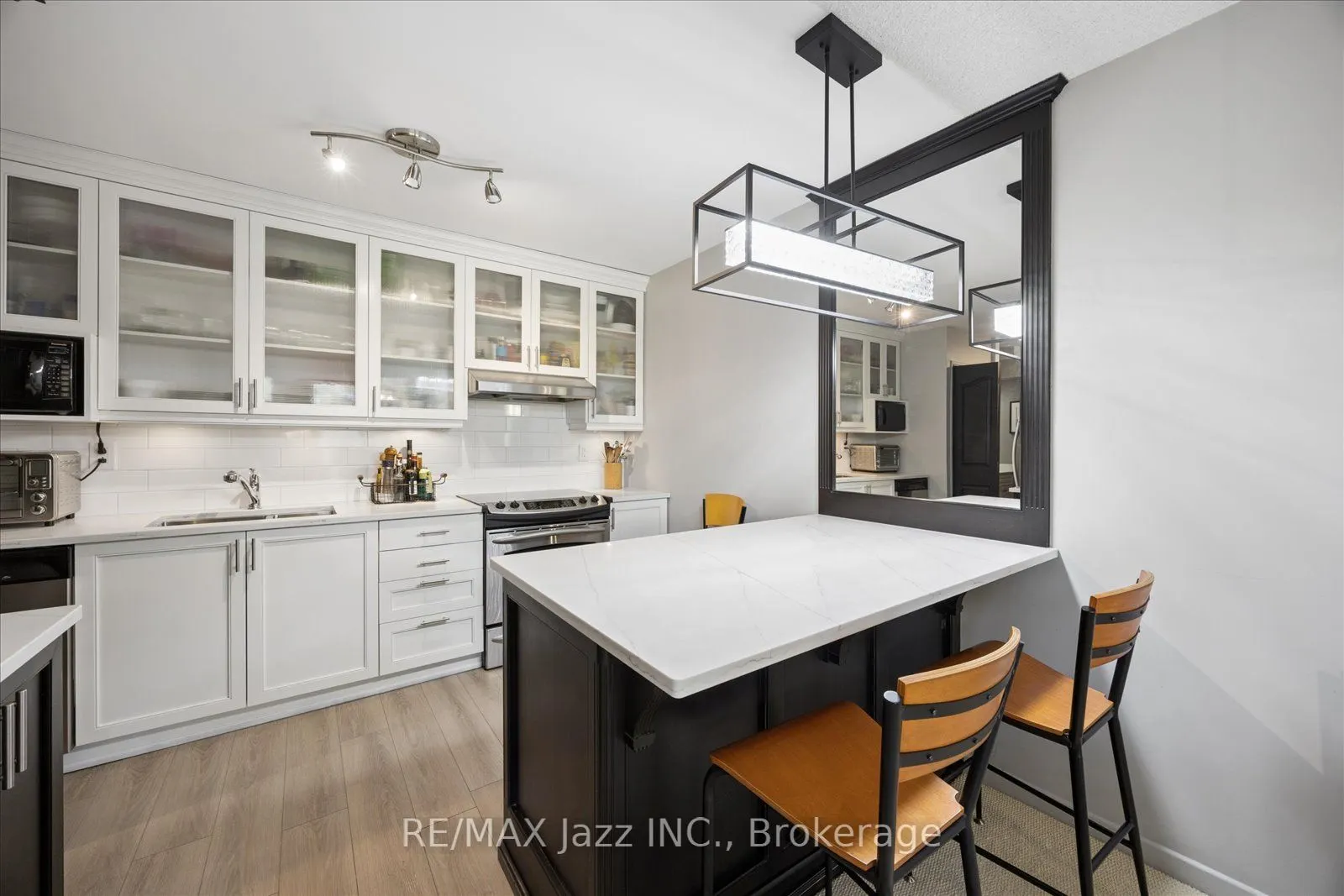 337 Simcoe Street N #405