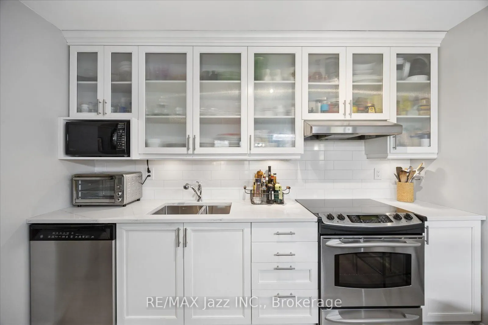 337 Simcoe Street N #405