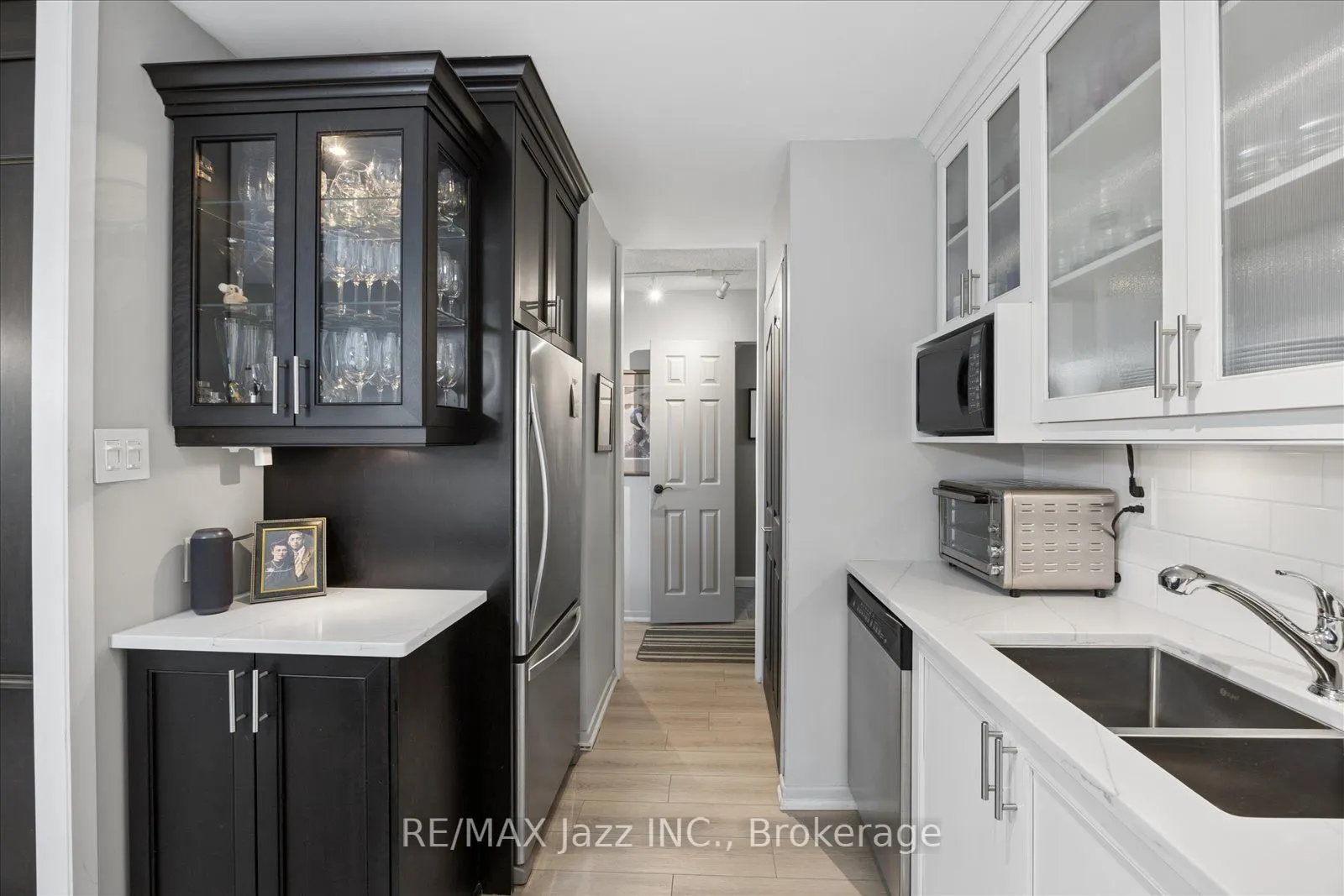337 Simcoe Street N #405