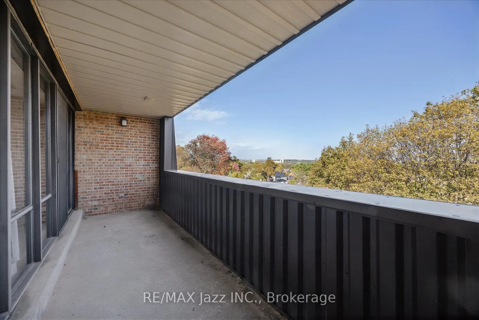 337 Simcoe Street N #405