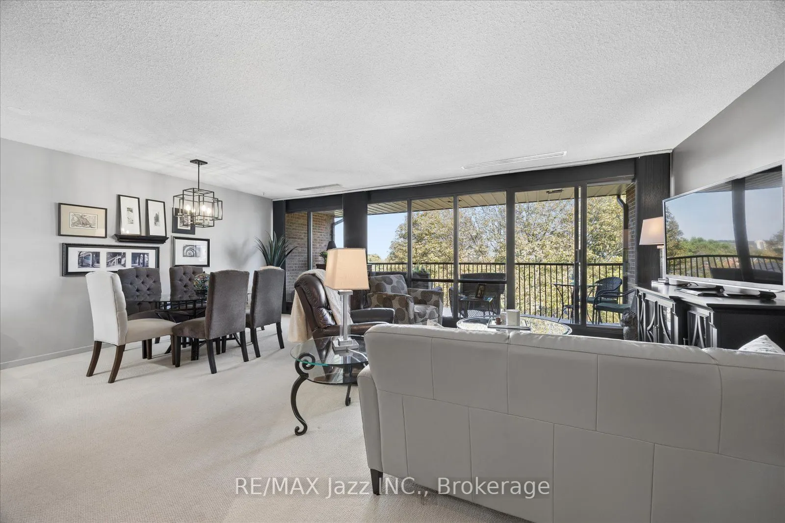 337 Simcoe Street N #405