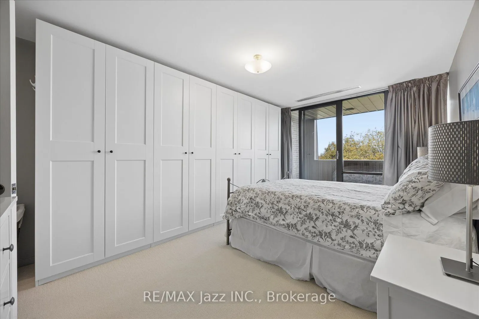 337 Simcoe Street N #405