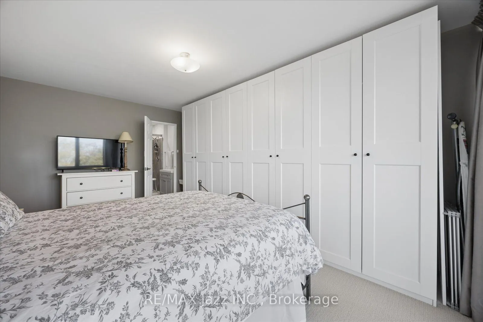 337 Simcoe Street N #405