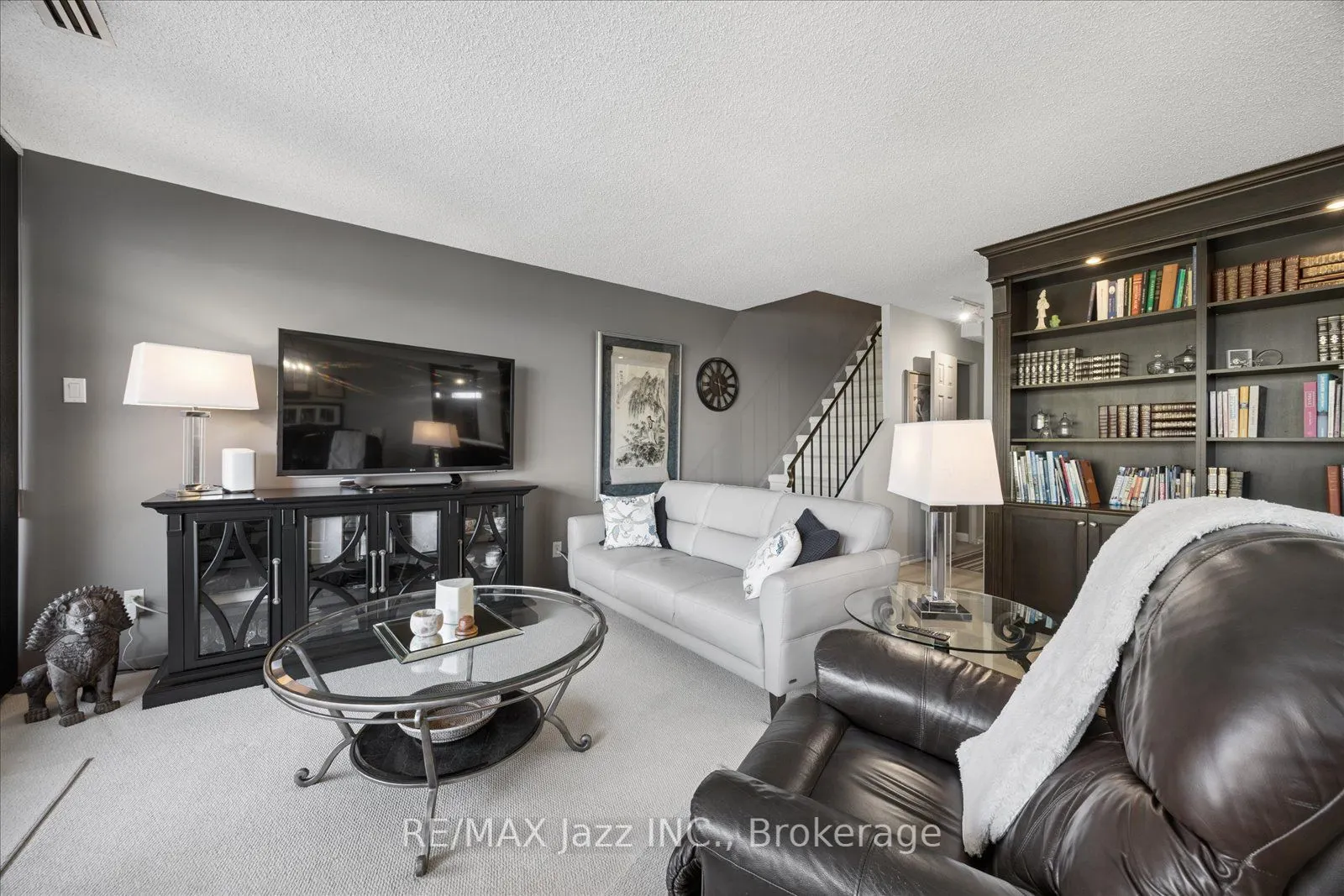 337 Simcoe Street N #405