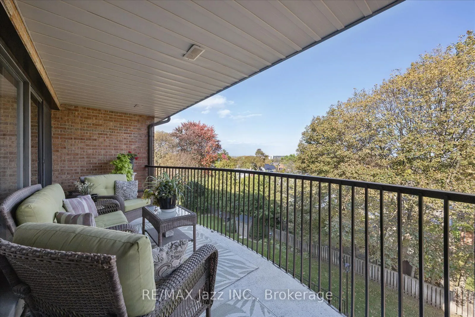 337 Simcoe Street N #405