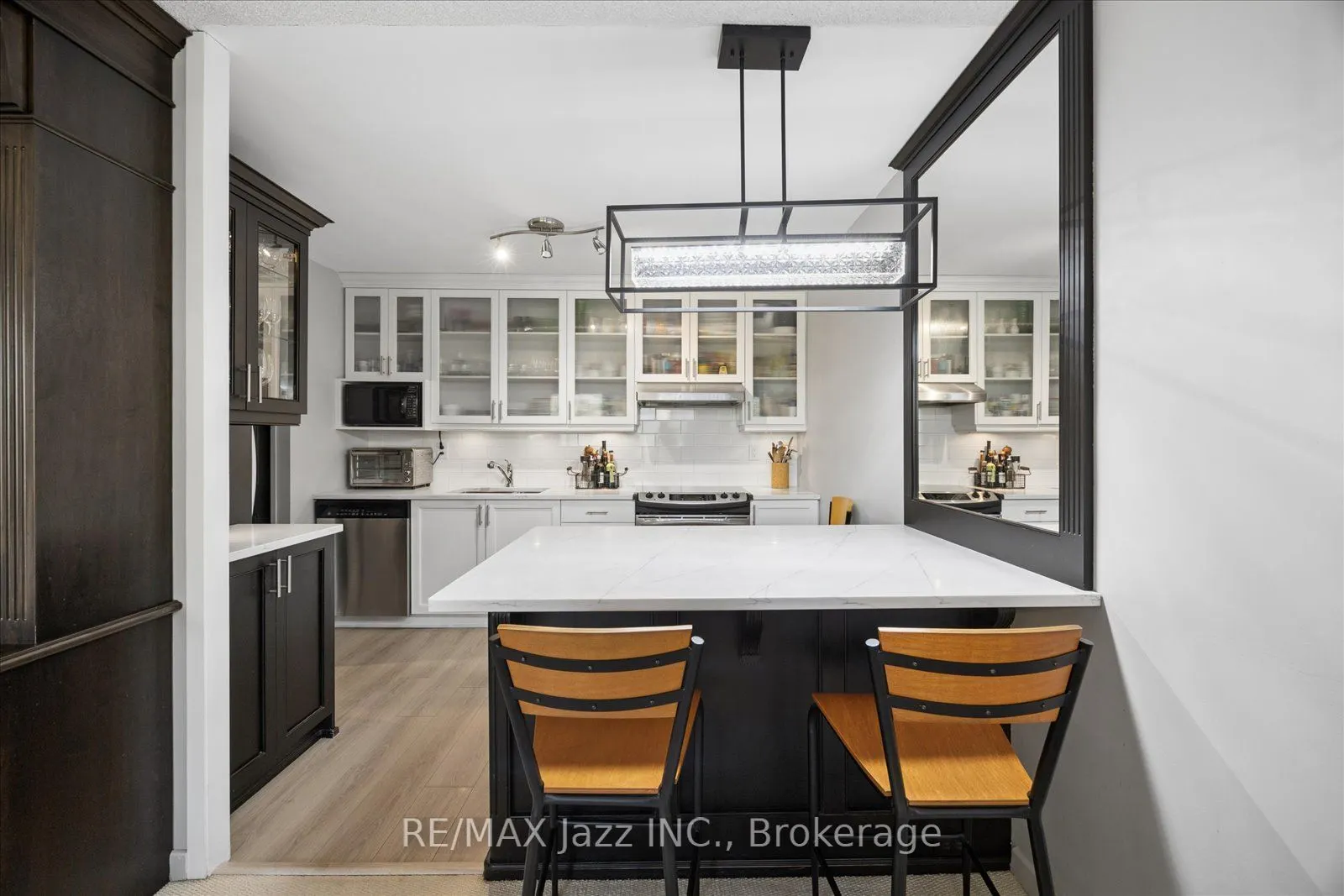 337 Simcoe Street N #405