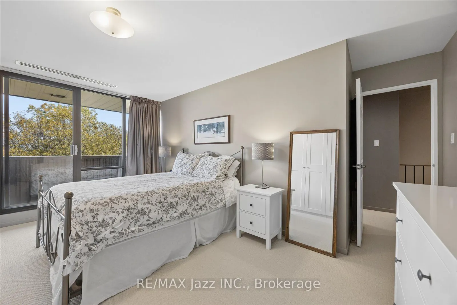 337 Simcoe Street N #405
