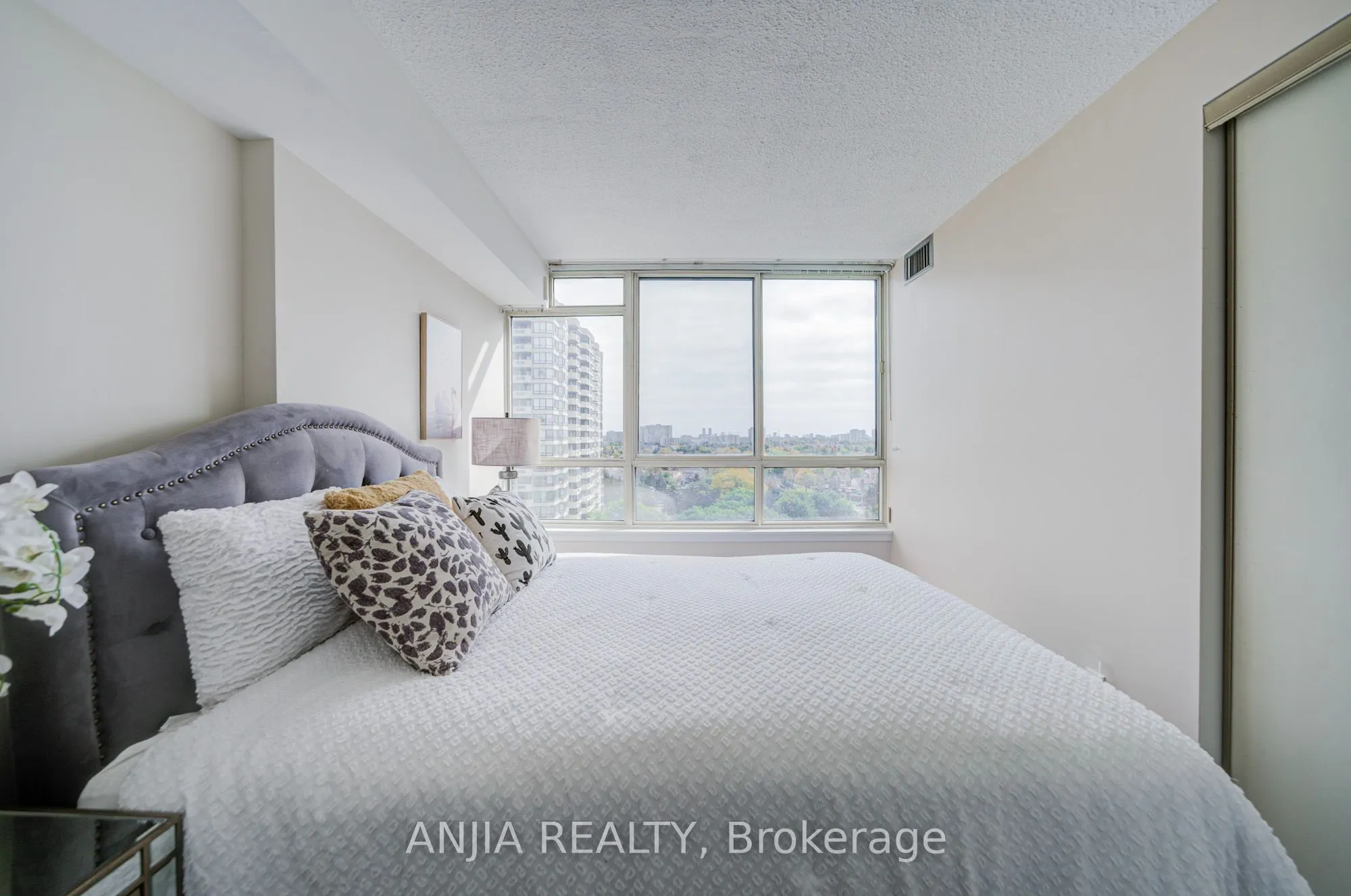 -275 Bamburgh Circle #1107