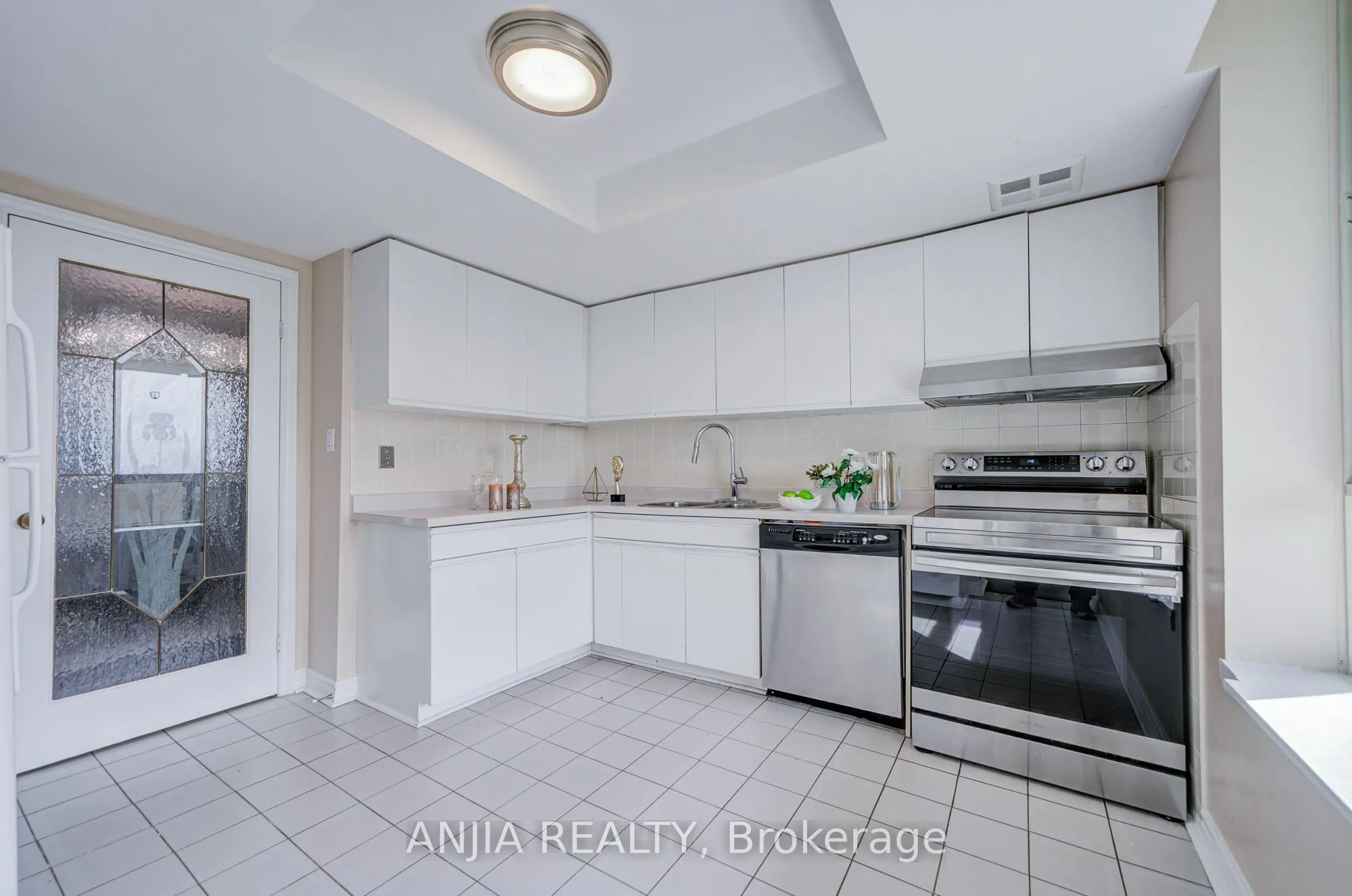 -275 Bamburgh Circle #1107