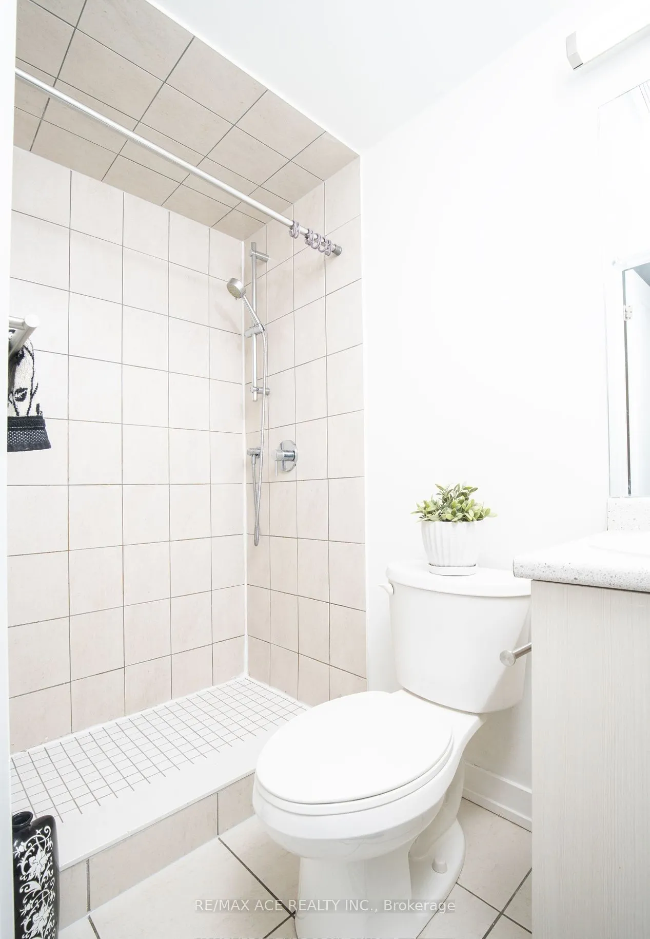 3686 St Clair Avenue E #105