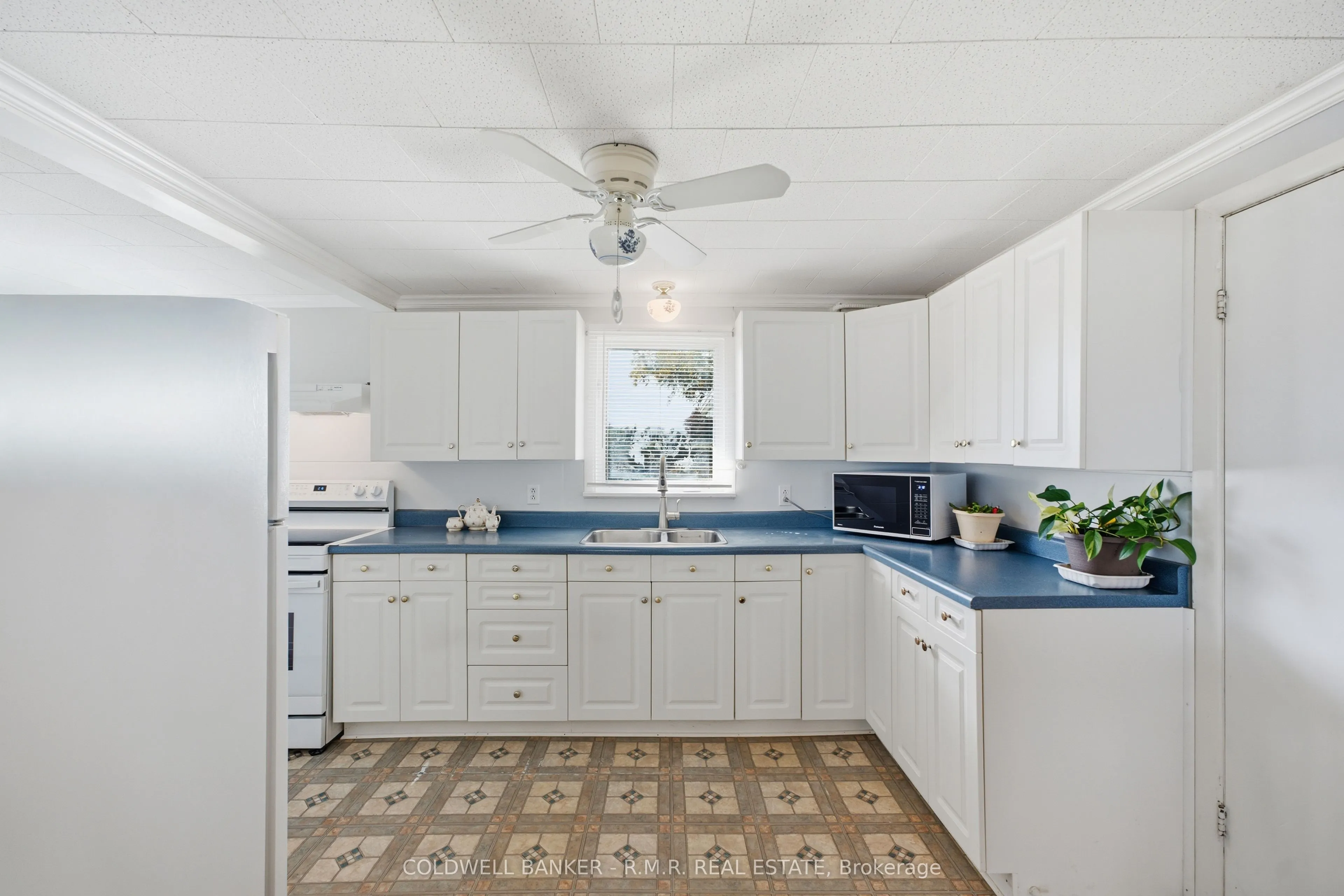 87 Edgewood Crescent