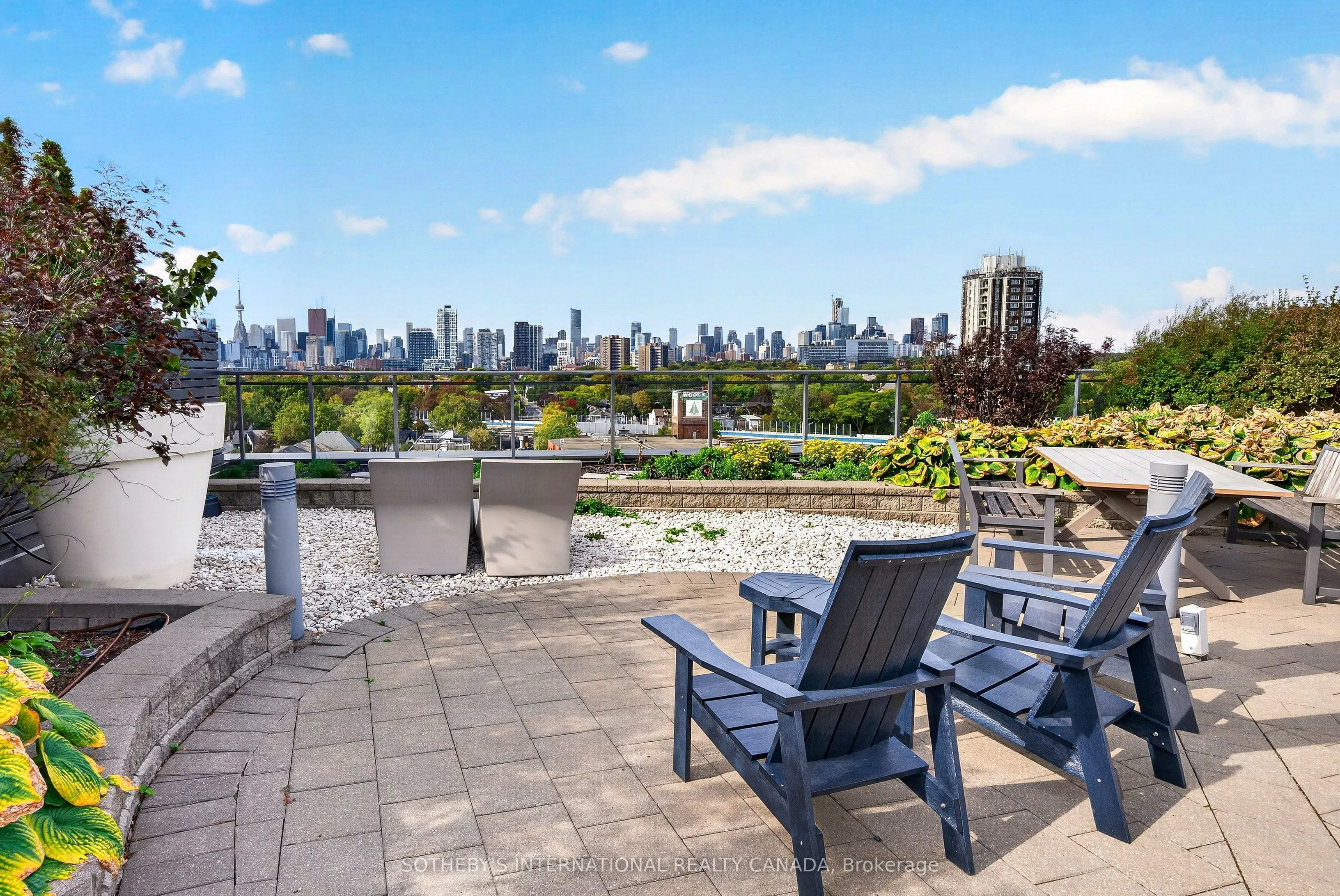 319 Carlaw Avenue #406