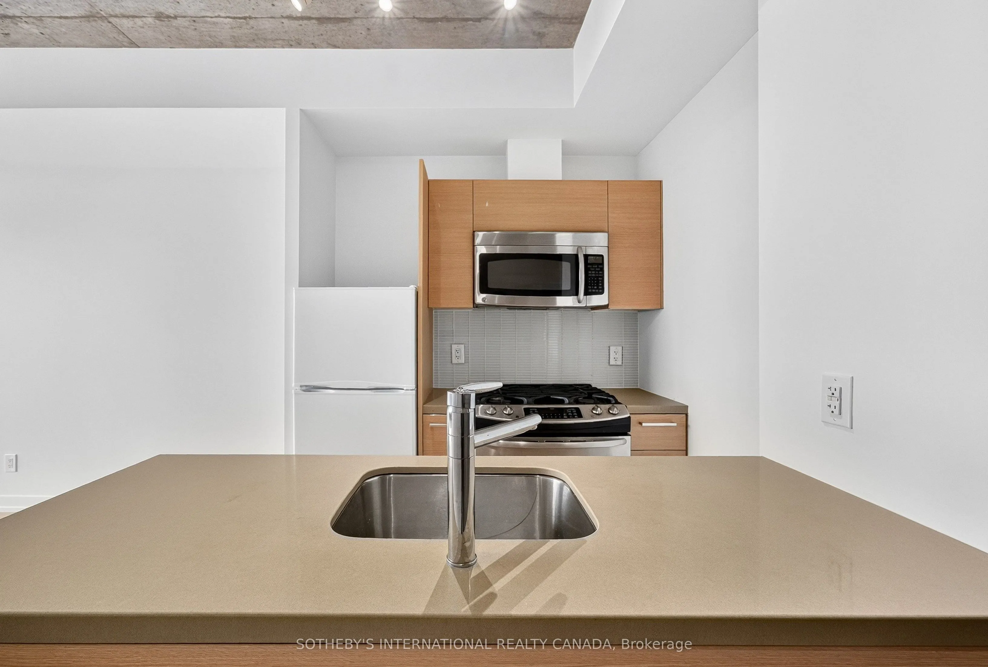 319 Carlaw Avenue #406