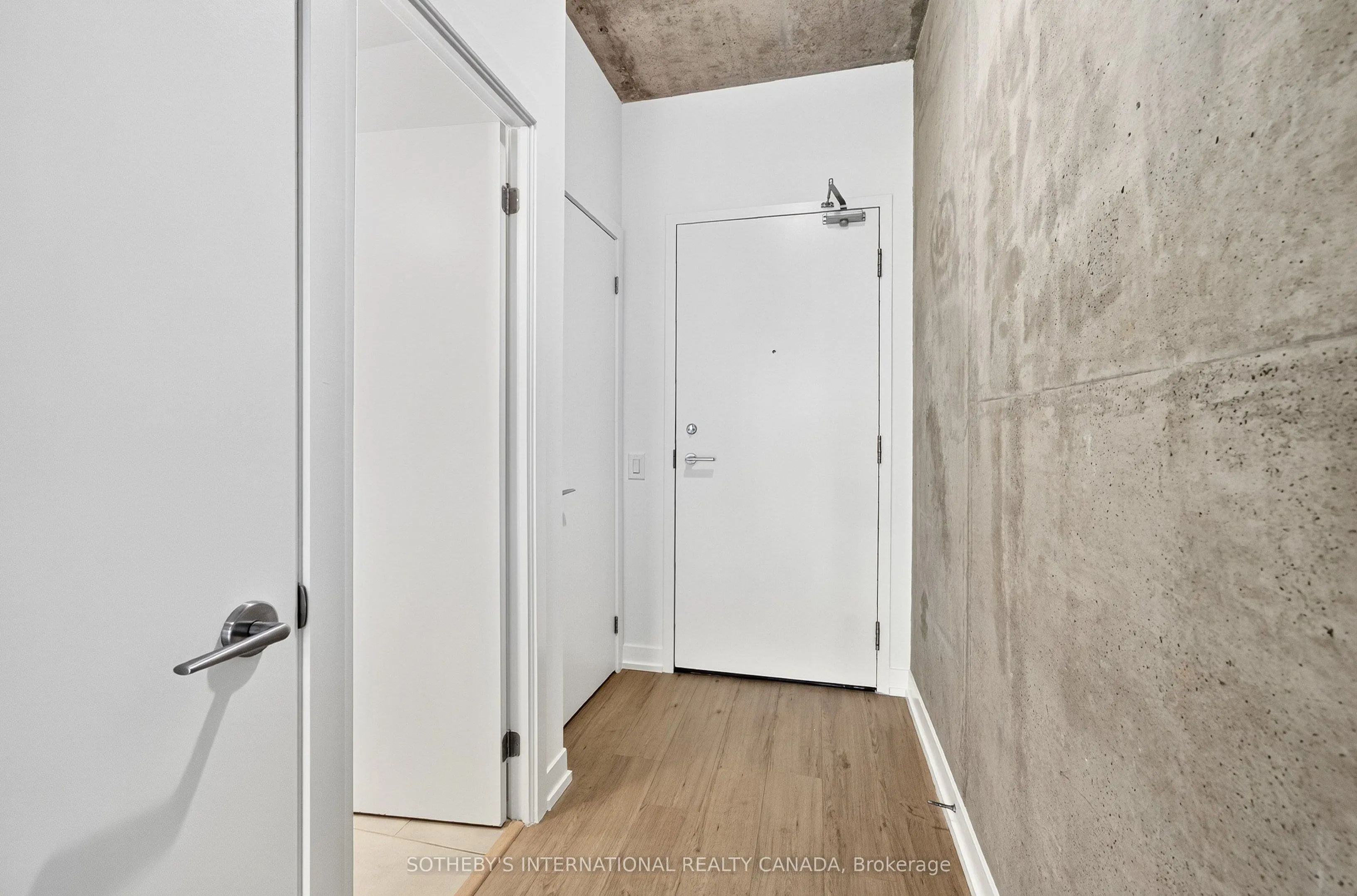 319 Carlaw Avenue #406