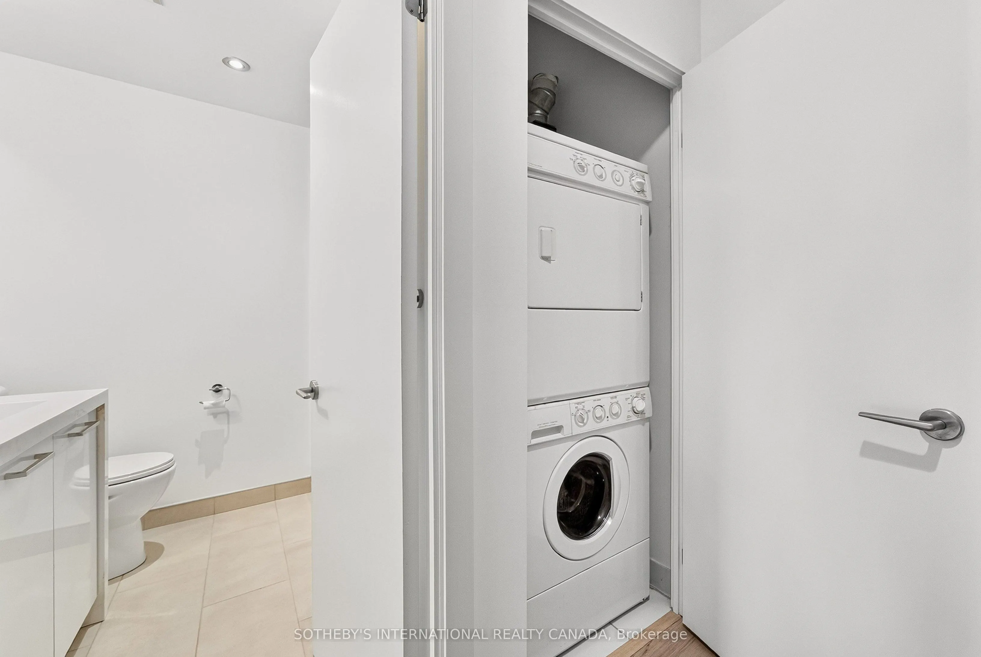 319 Carlaw Avenue #406