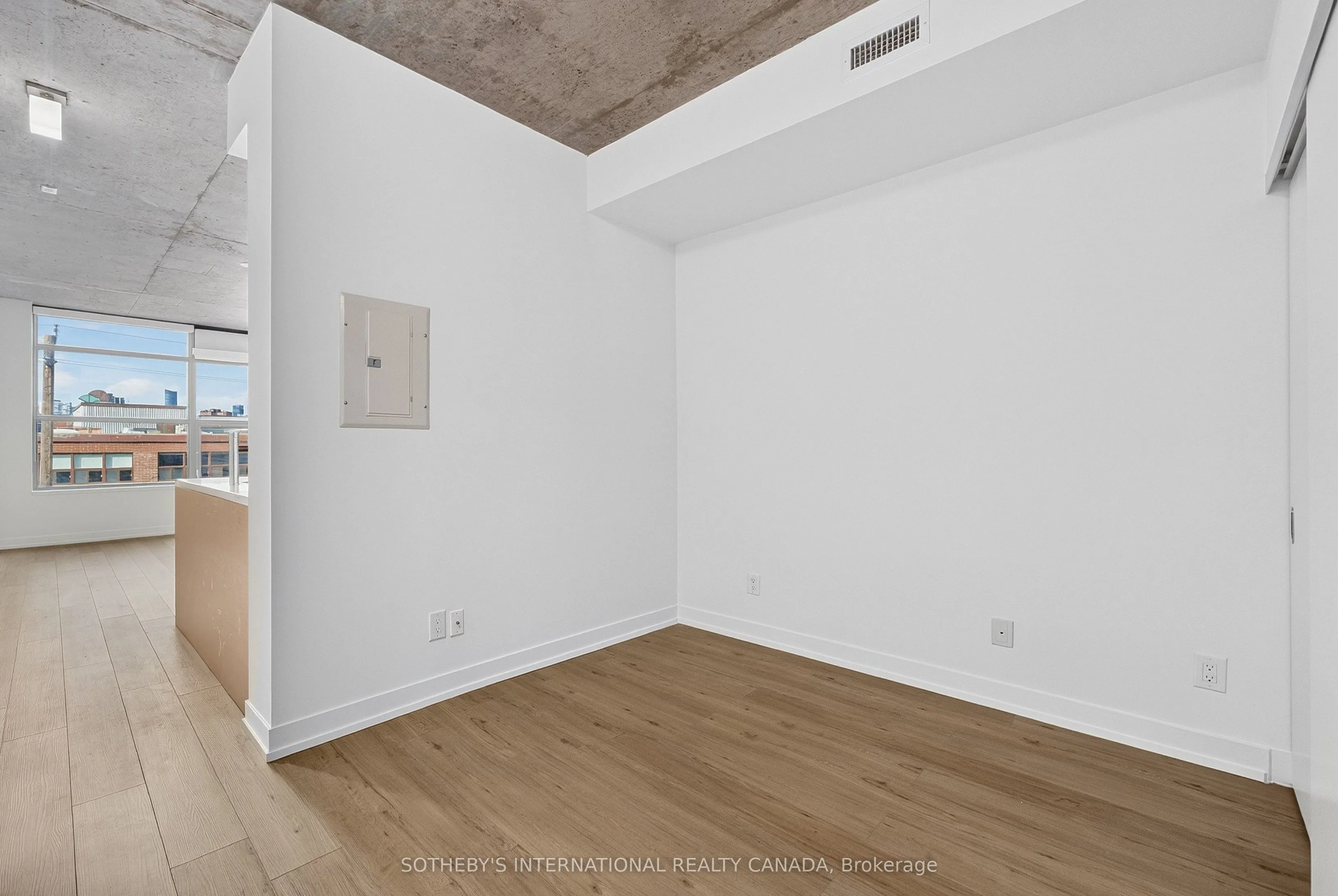 319 Carlaw Avenue #406