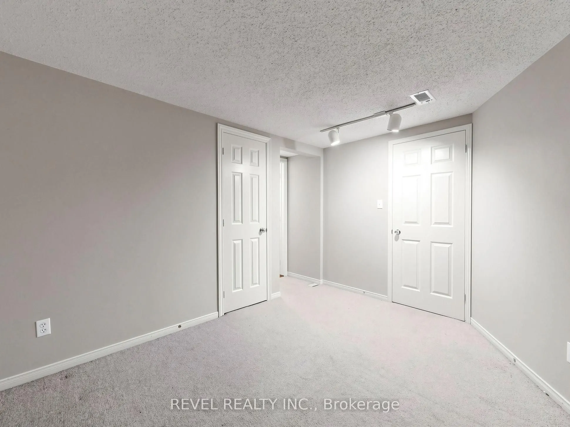 831 Regal Crescent #Lower