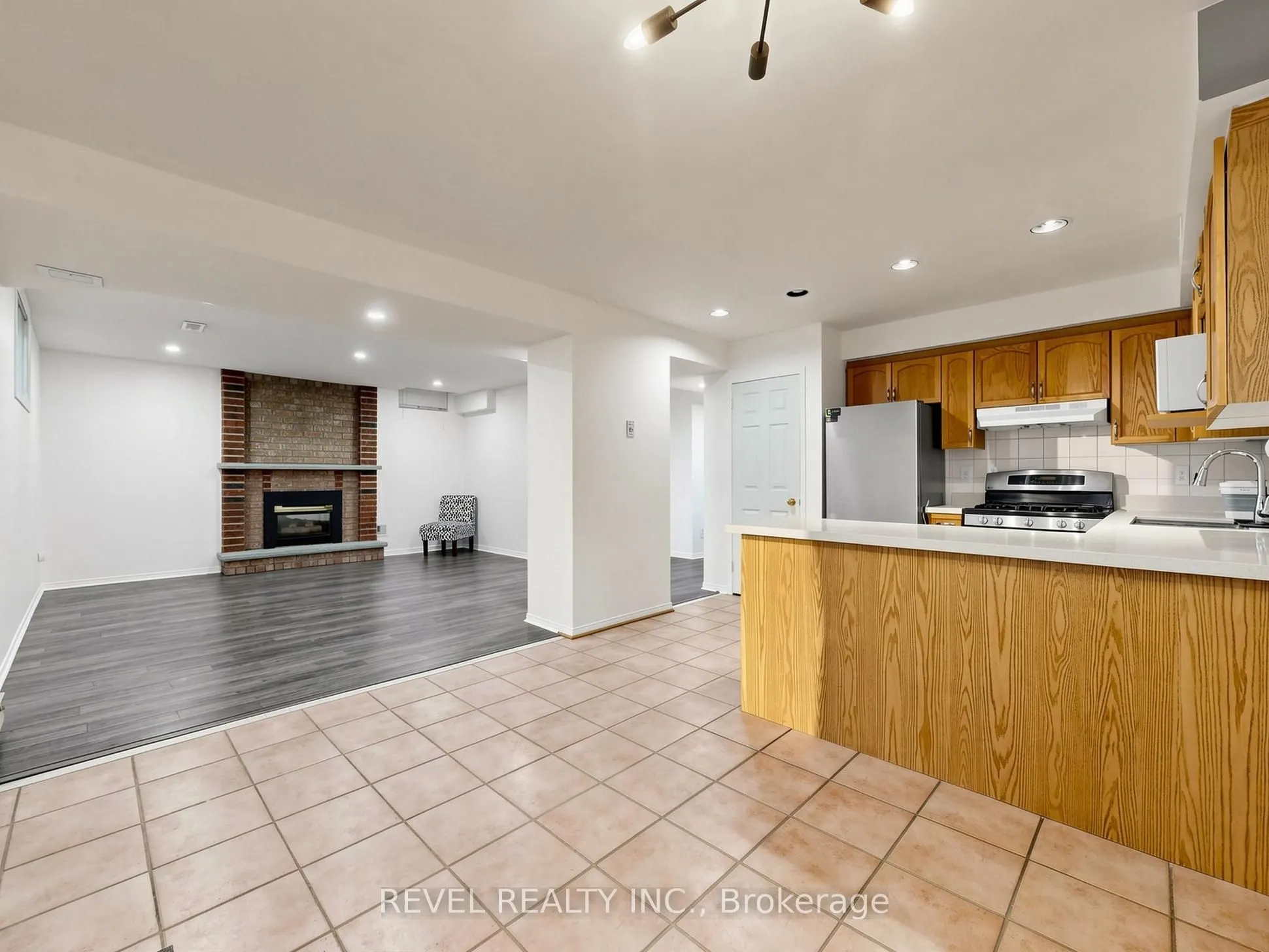 831 Regal Crescent #Lower