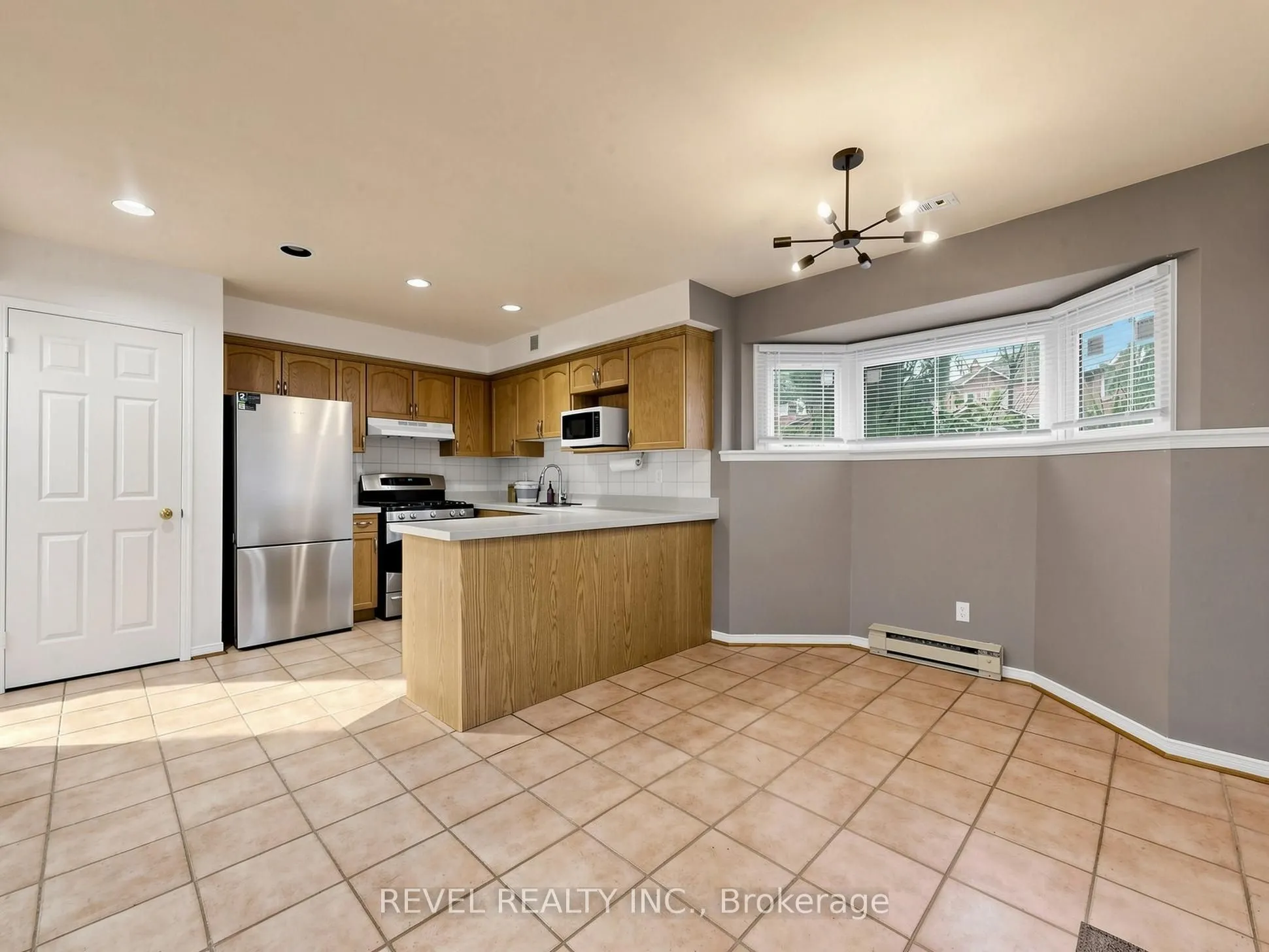831 Regal Crescent #Lower