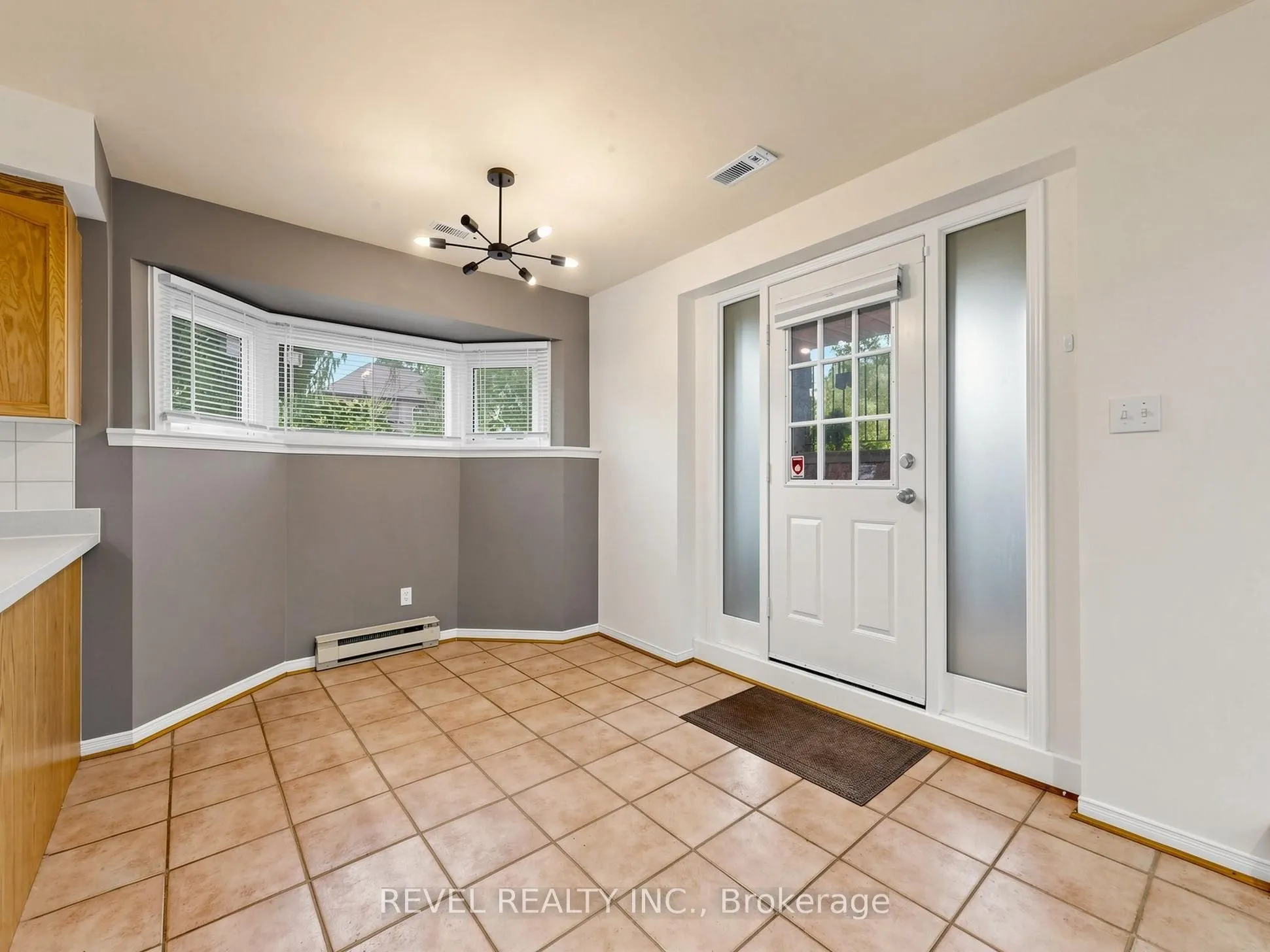 831 Regal Crescent #Lower