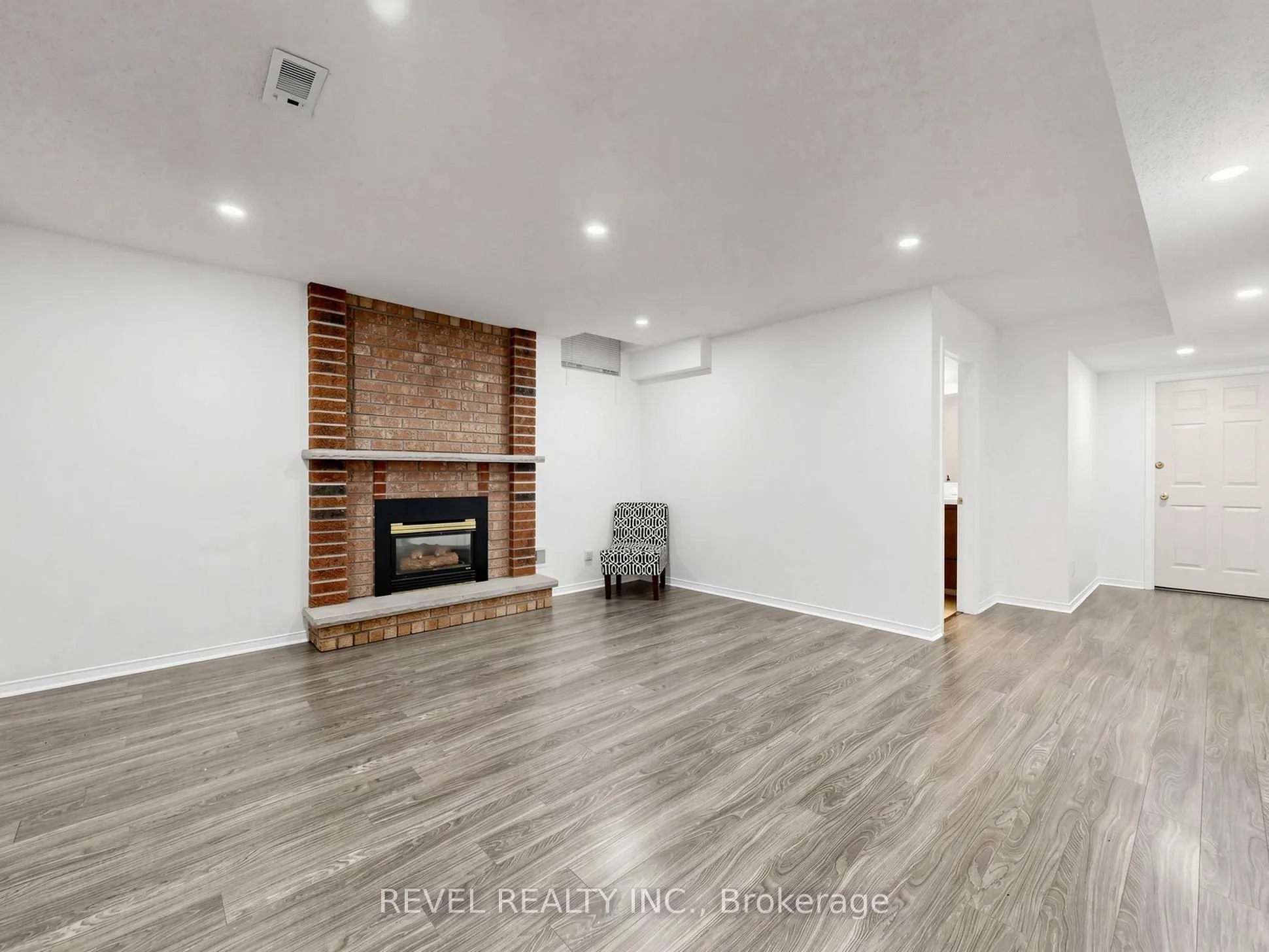 831 Regal Crescent #Lower
