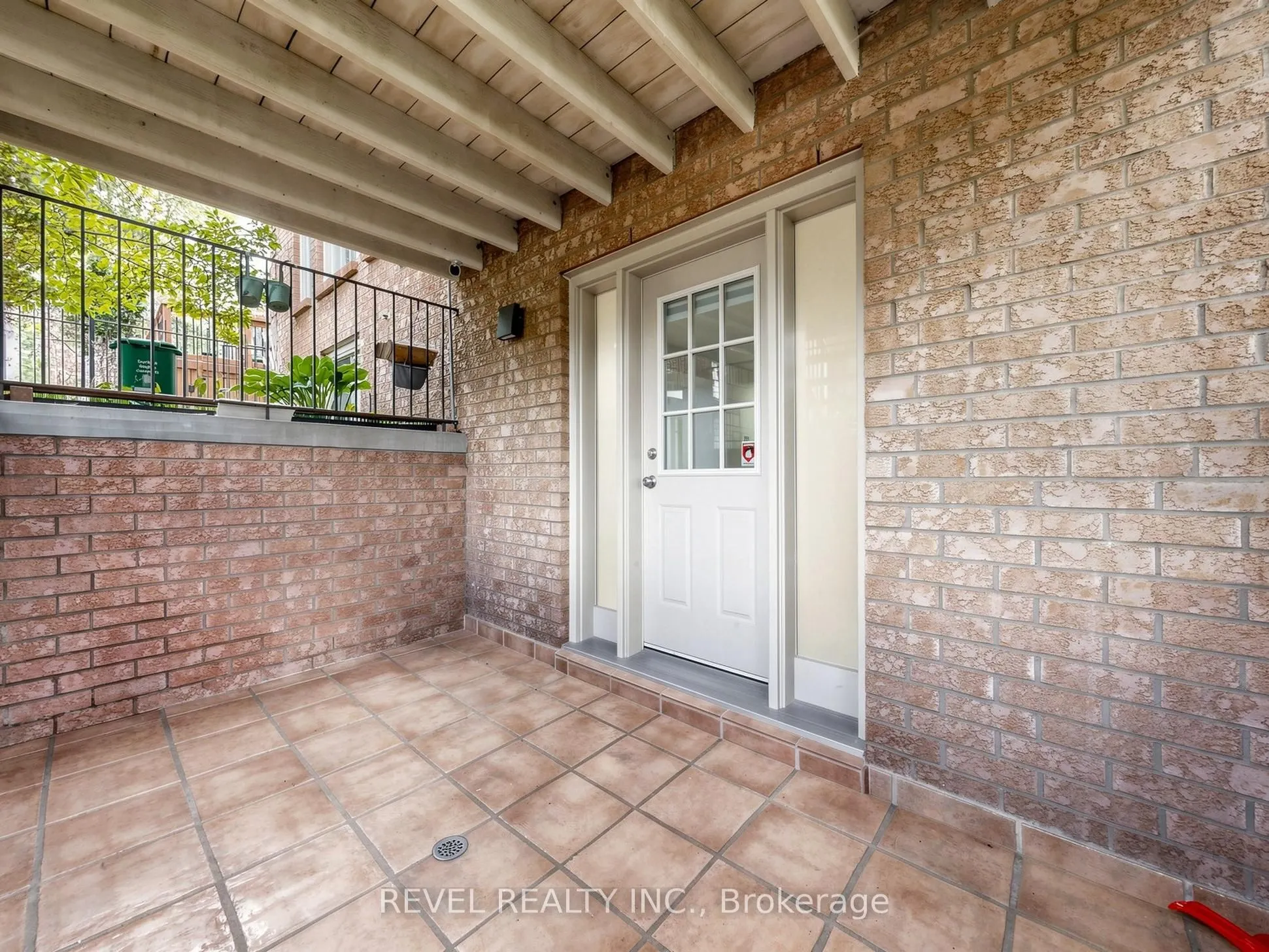 831 Regal Crescent #Lower