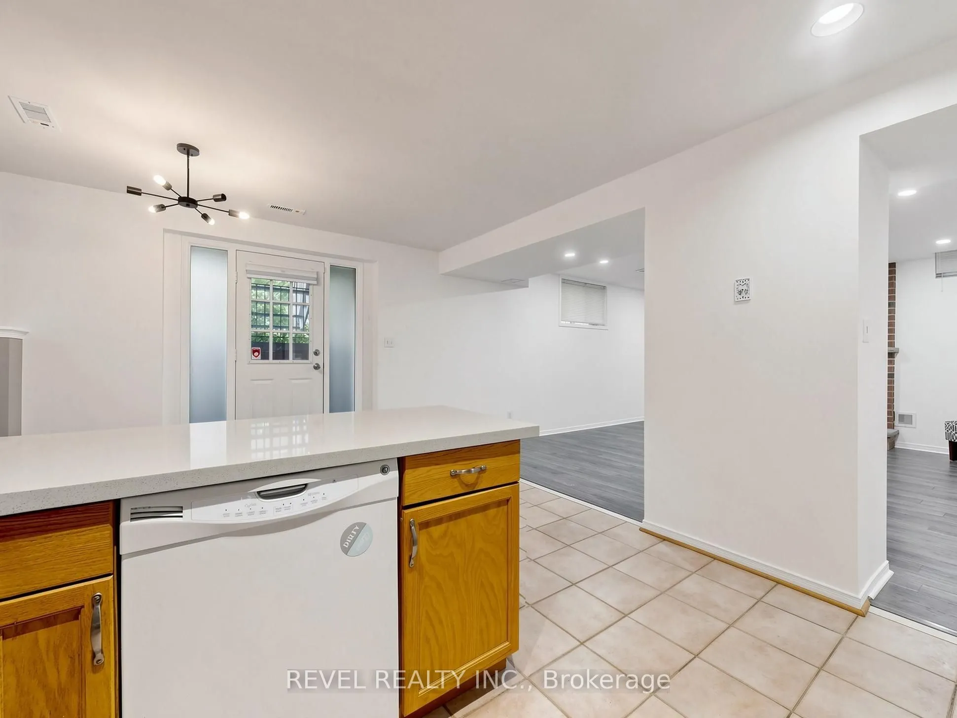 831 Regal Crescent #Lower