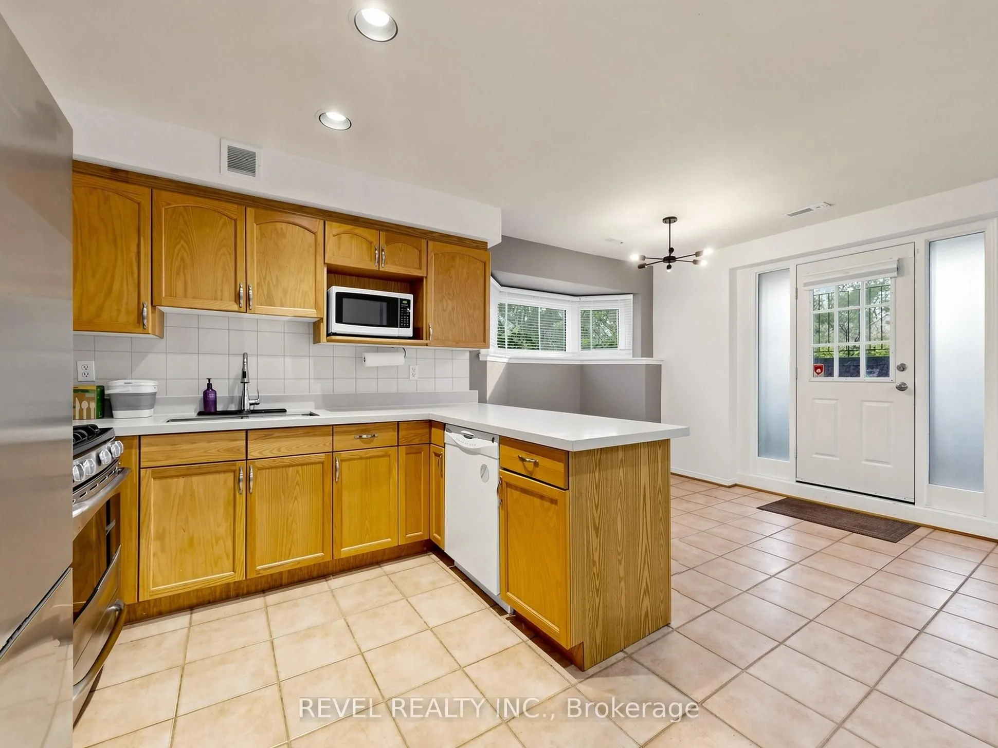 831 Regal Crescent #Lower