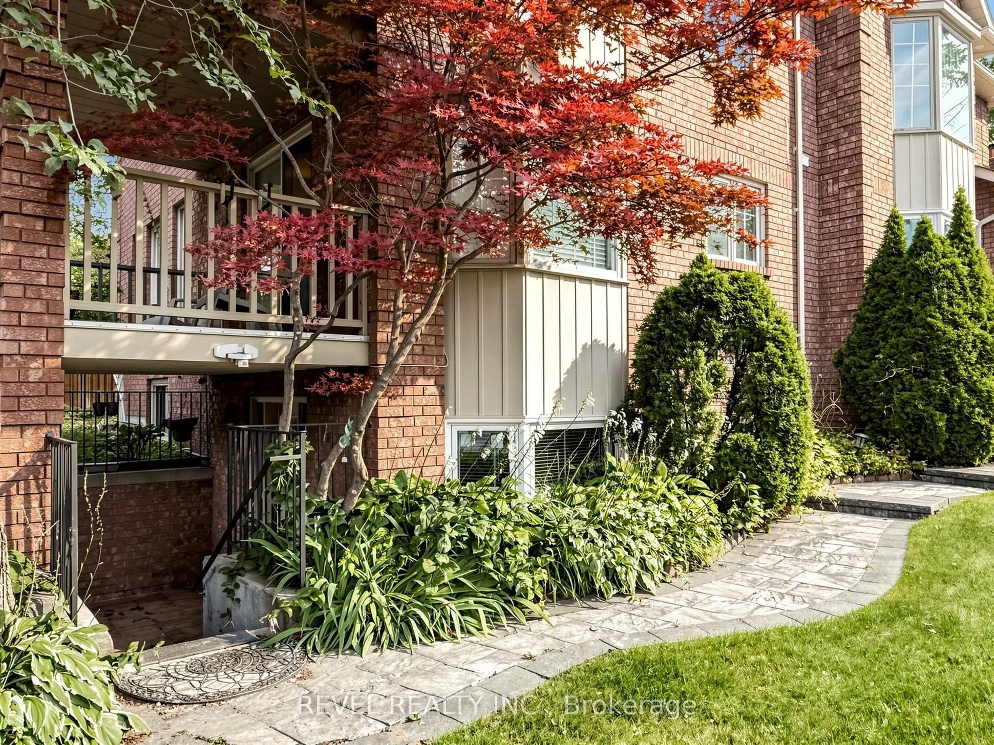 831 Regal Crescent #Lower