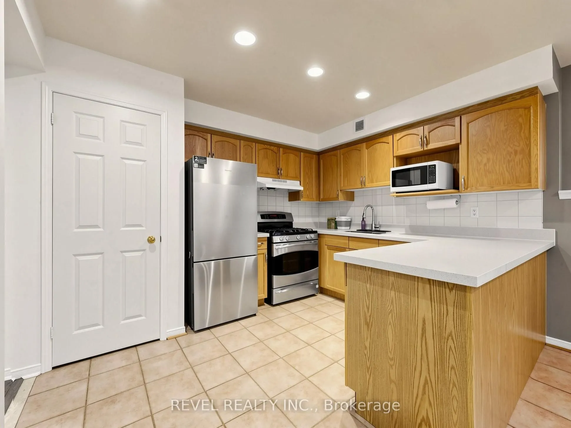 831 Regal Crescent #Lower