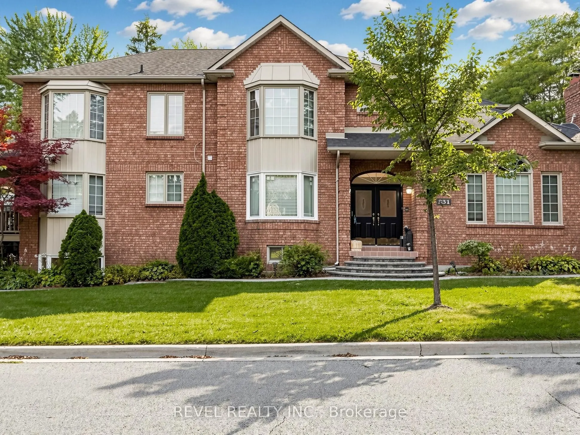 831 Regal Crescent #Lower