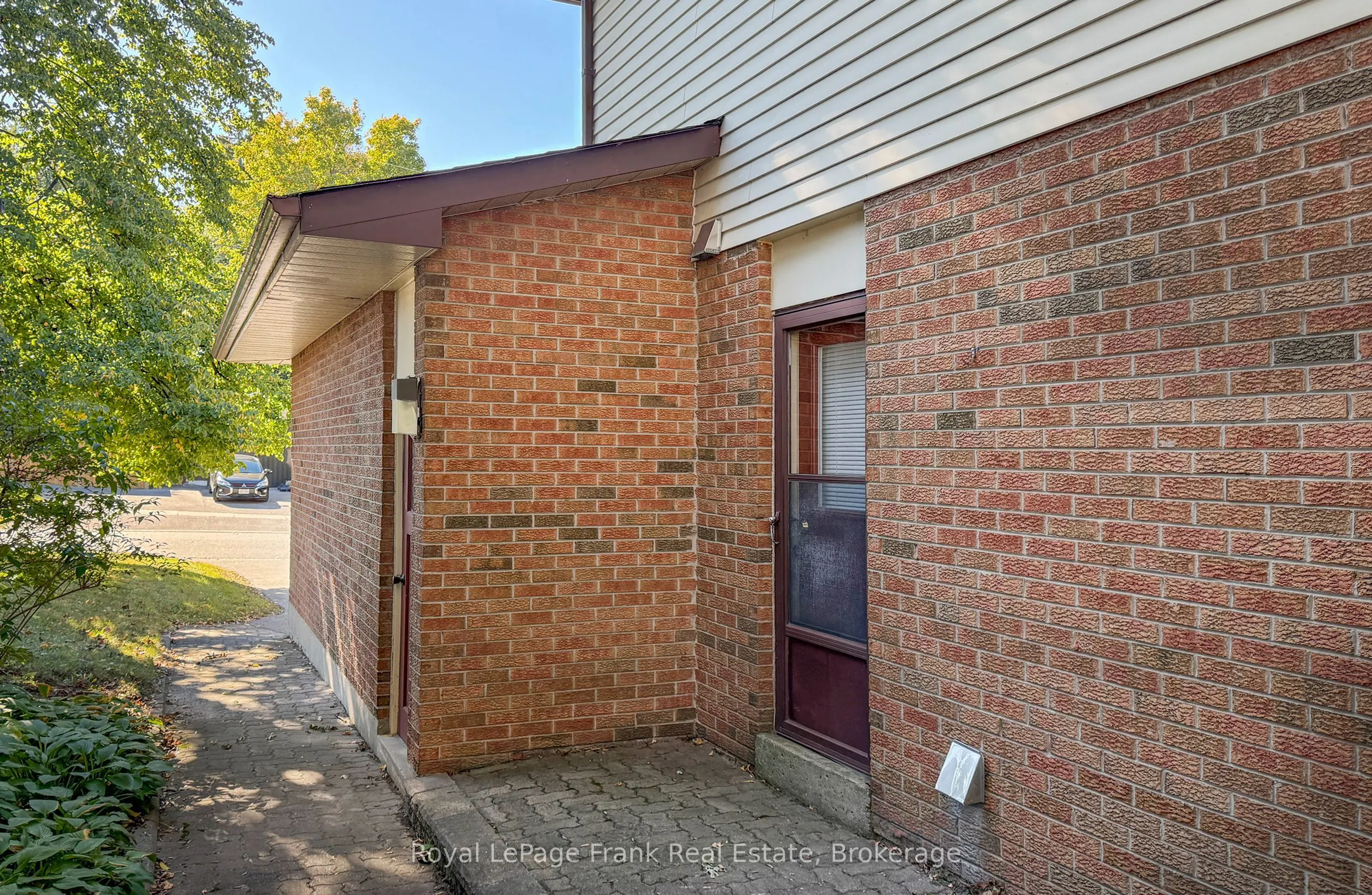 204 St John Street E