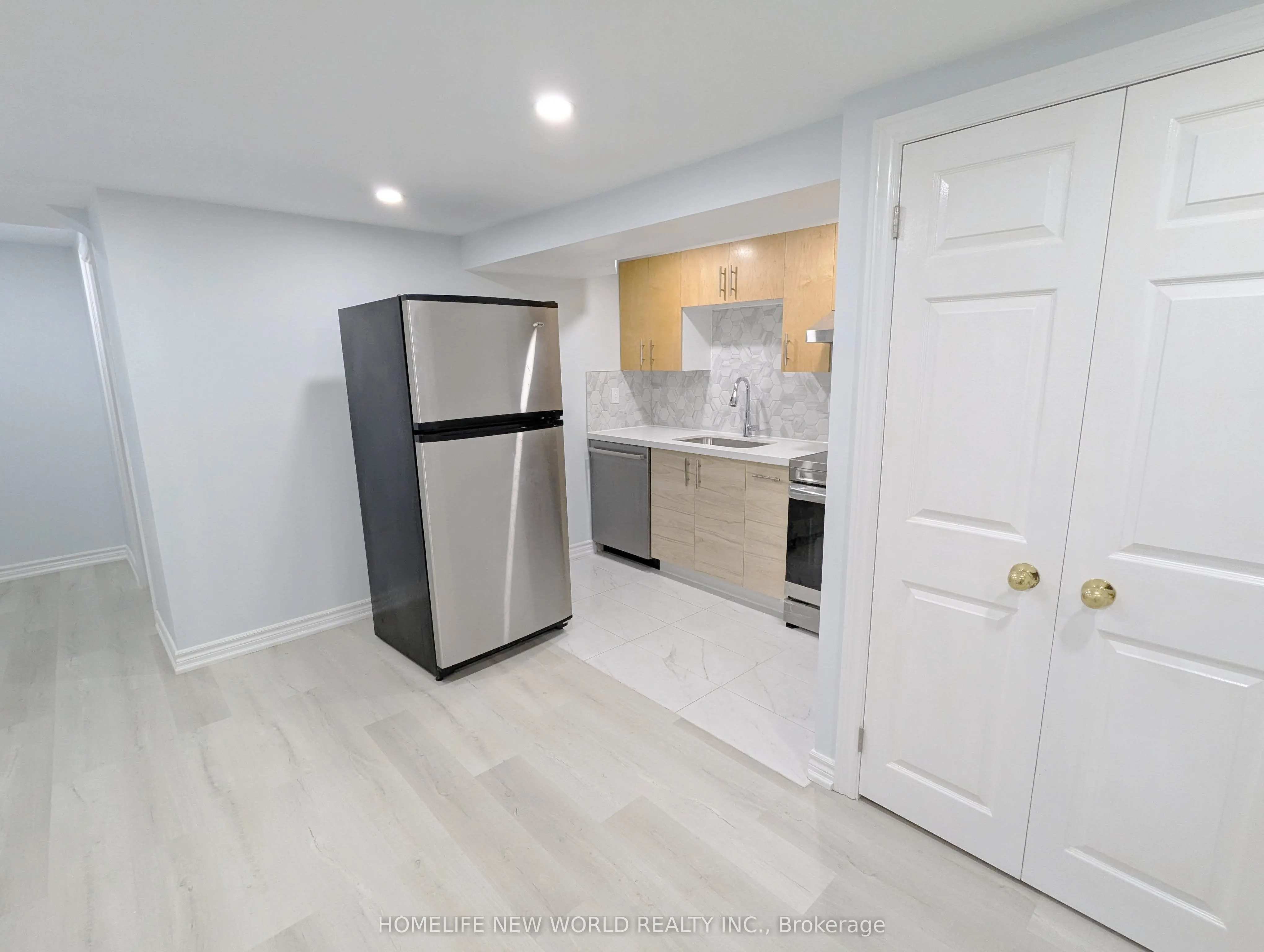 90 Oakvale Avenue #Lower