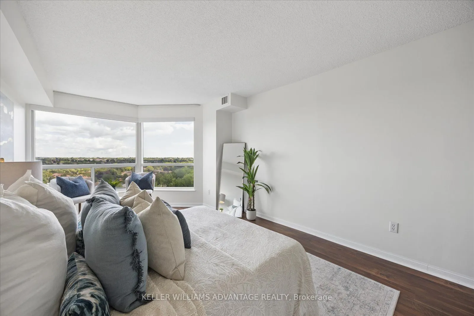 712 Rossland Road E #903