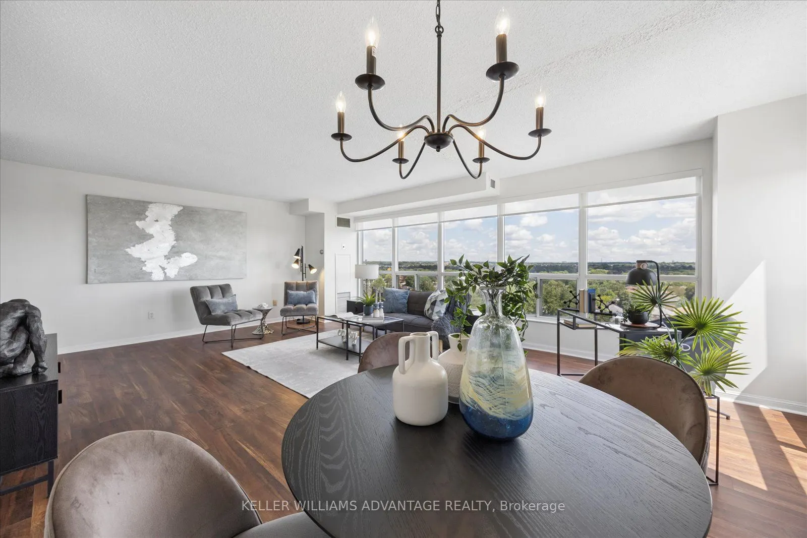 712 Rossland Road E #903