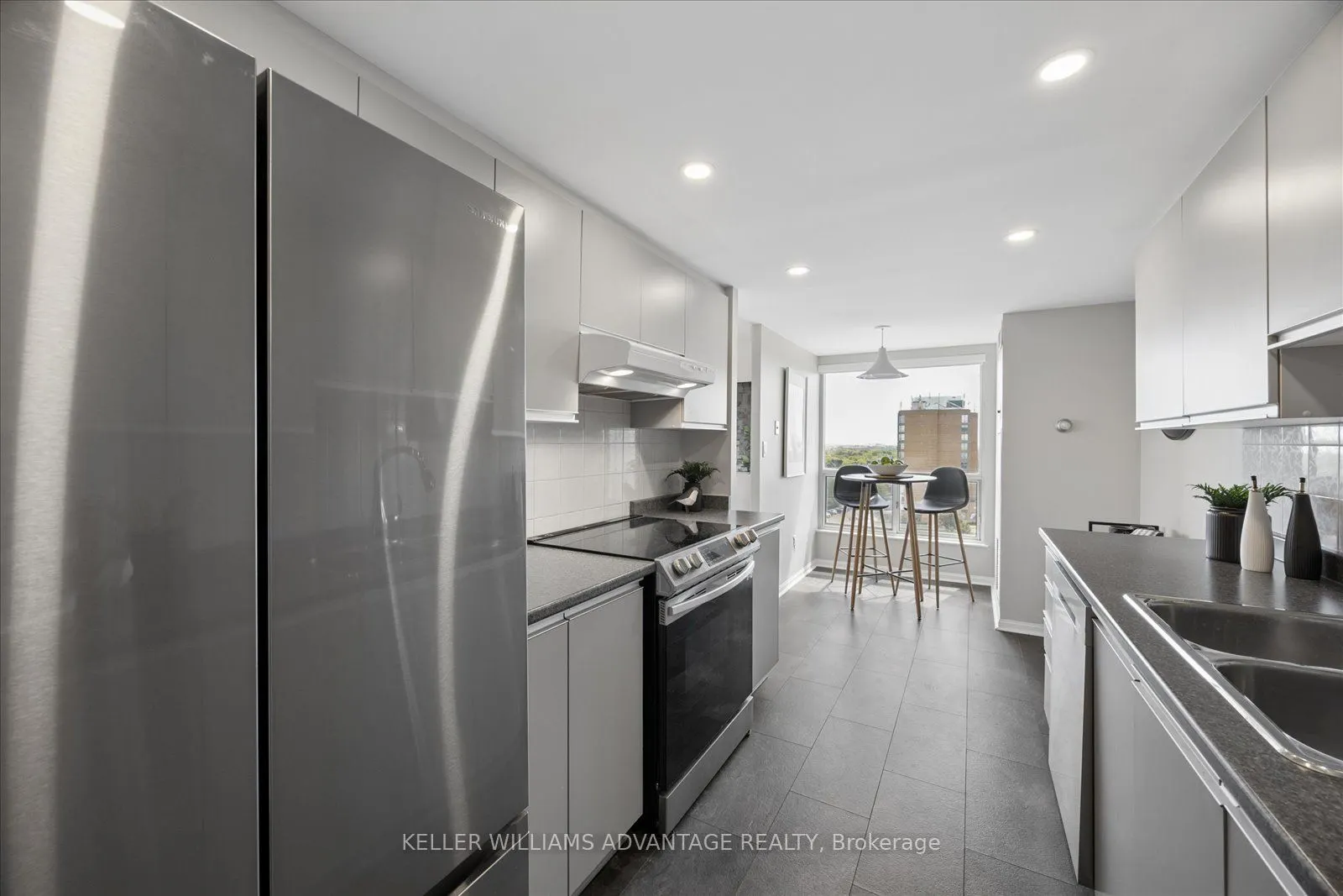 712 Rossland Road E #903