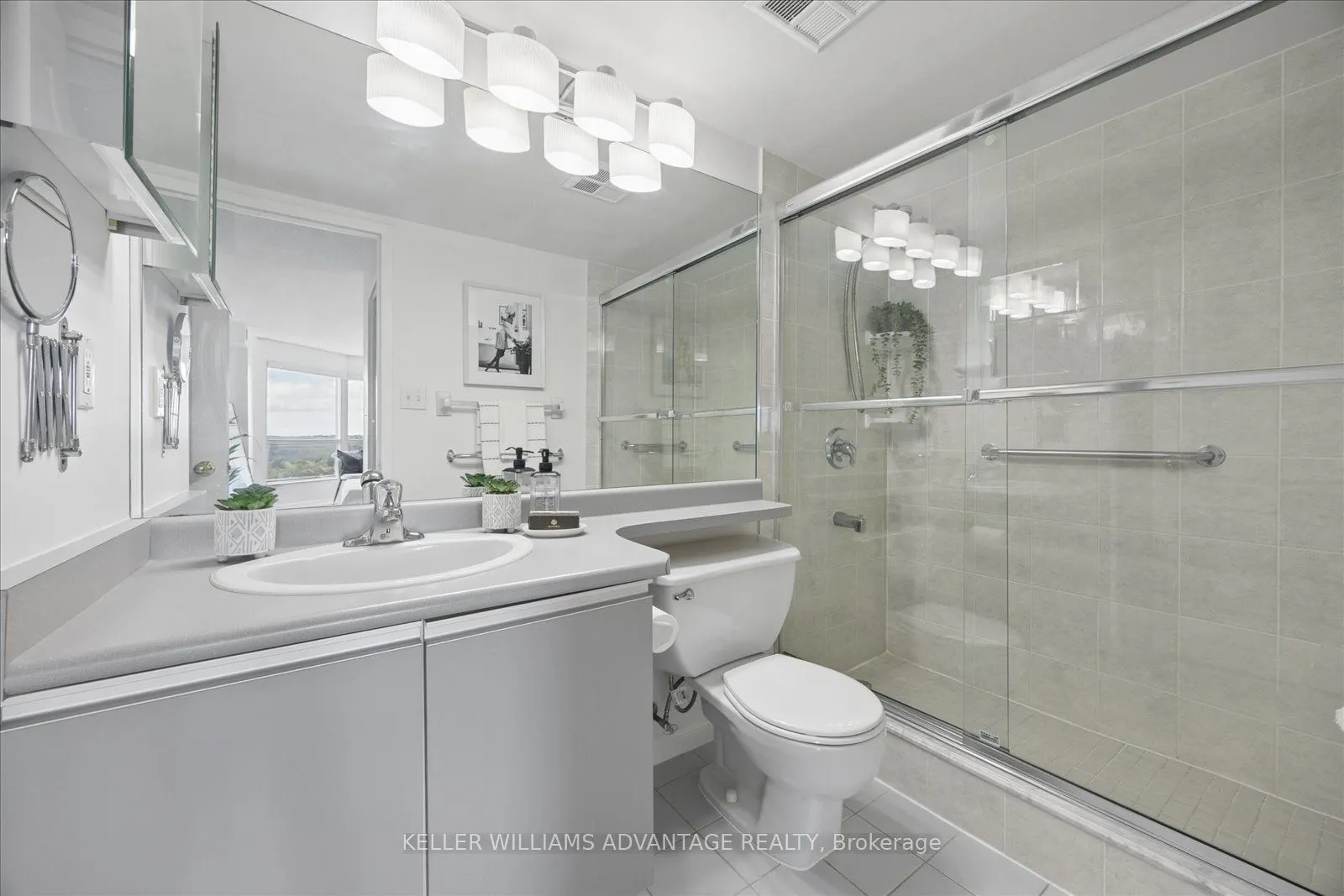712 Rossland Road E #903