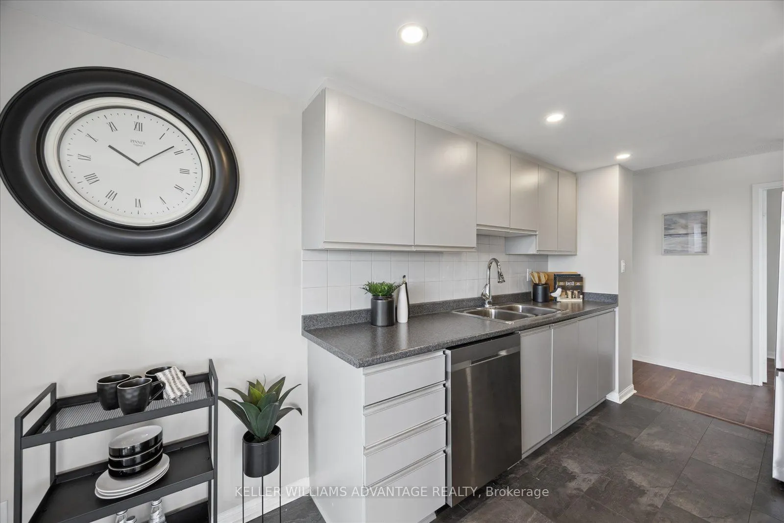 712 Rossland Road E #903