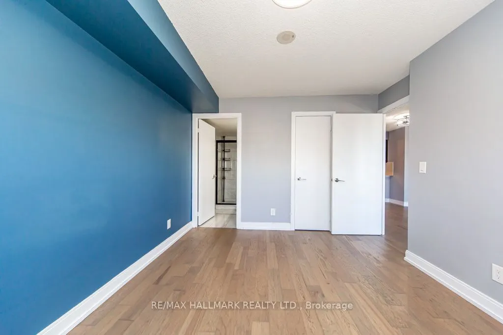 125 Village Green Square #2709