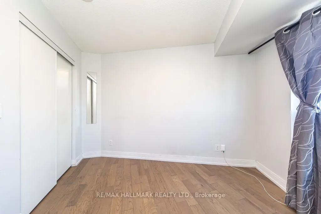 125 Village Green Square #2709