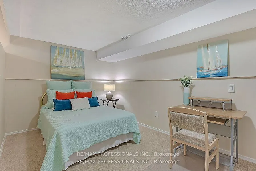 124 Panter Crescent #Lower