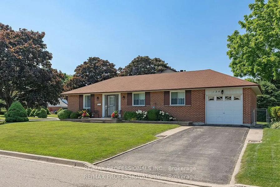 124 Panter Crescent #Lower